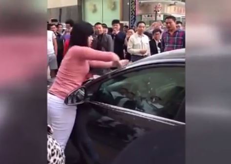 Η εκδίκηση της απατημένης συζύγου – ΒΙΝΤΕΟ