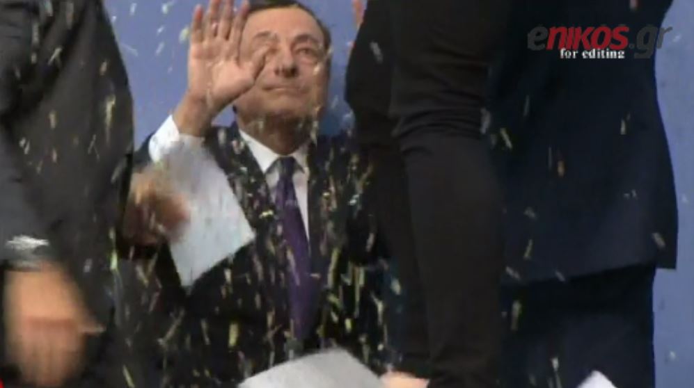 Η στιγμή της “εφόδου” της διαδηλώτριας στον Ντράγκι – ΒΙΝΤΕΟ