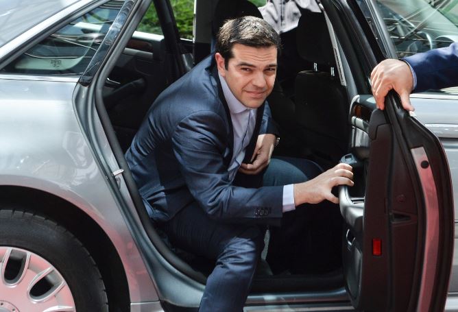 Καρέ καρέ η άφιξη του Τσίπρα στη Σύνοδο Κορυφής – ΦΩΤΟ