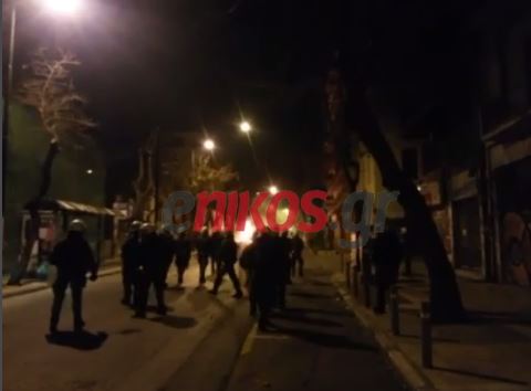 Δακρυγόνα από τα ΜΑΤ… Μολότοφ από τους αντιεξουσιαστές – ΒΙΝΤΕΟ