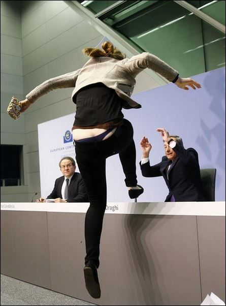 Ακτιβίστρια κατά της λιτότητας η γυναίκα που “επιτέθηκε” στον Ντράγκι