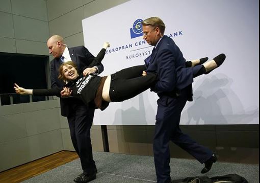 Φωτιά στο twitter από την έκφραση τρόμου του Ντράγκι