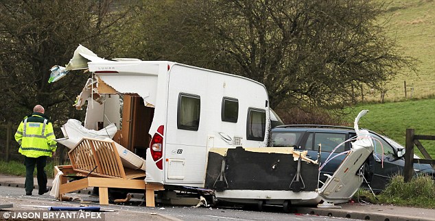 Τροχόσπιτο διαλύεται κατά τη διάρκεια προσπέρασης του οδηγού του – ΒΙΝΤΕΟ