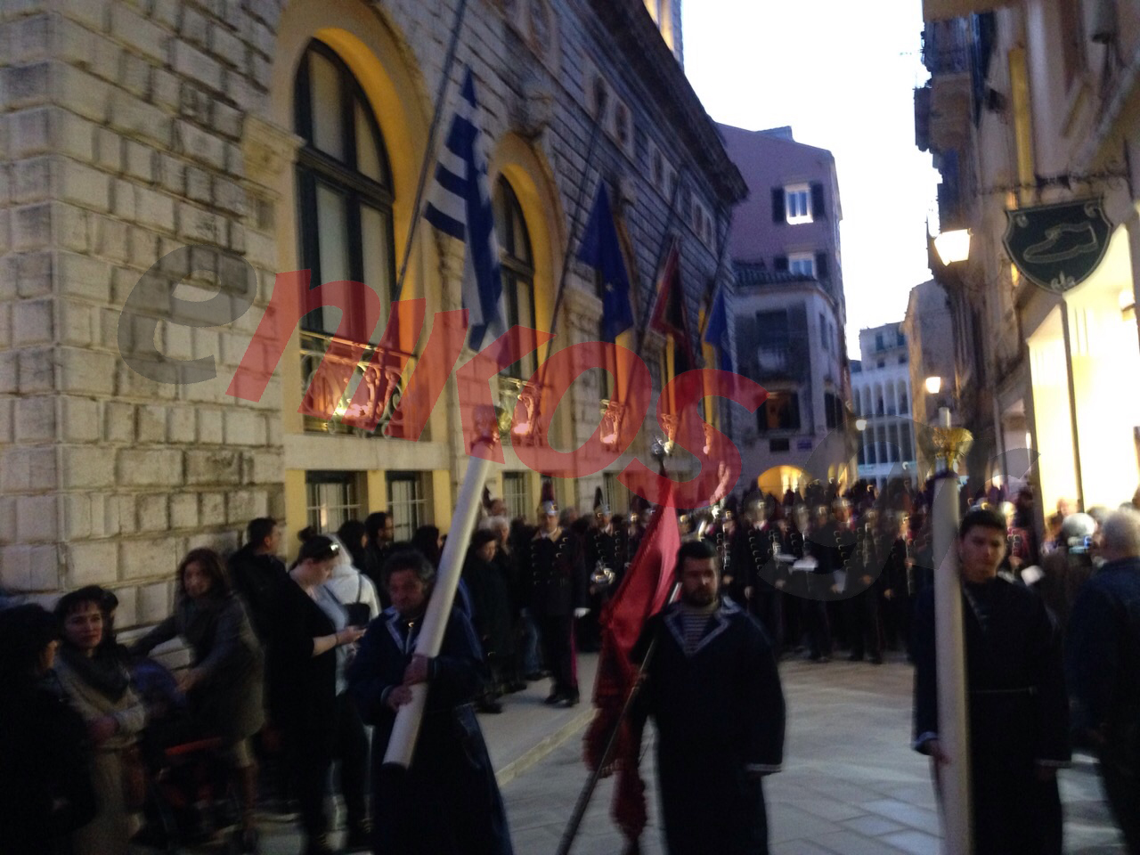 Η περιφορά του Επιταφίου στην Κέρκυρα – ΦΩΤΟ