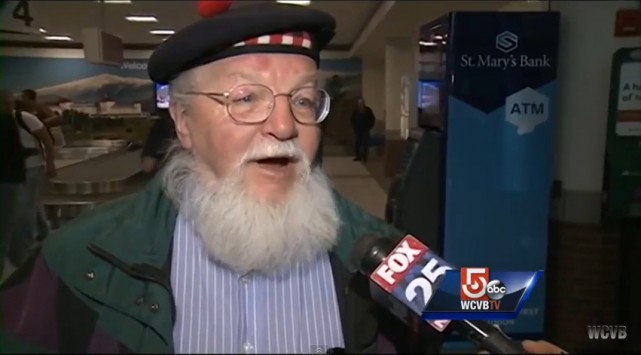 Τον κάρφωνε με στυλό επειδή ροχάλιζε στην πτήση – ΒΙΝΤΕΟ