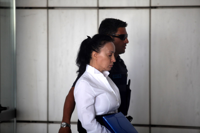 Στο παγκάκι της εκκλησίας παραμένει η Βίκυ Σταμάτη