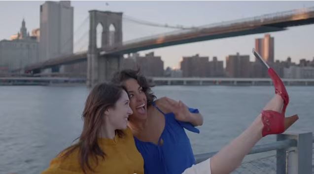 Ήρθε το selfie… παπούτσι – ΒΙΝΤΕΟ