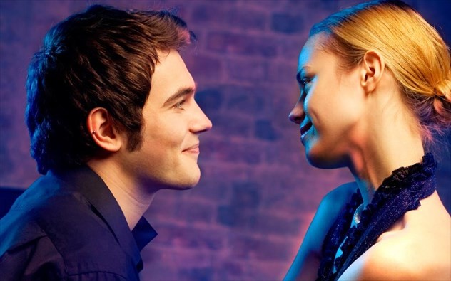 Έρωτας: Πως θέλουν οι γυναίκες να τις φλερτάρεις