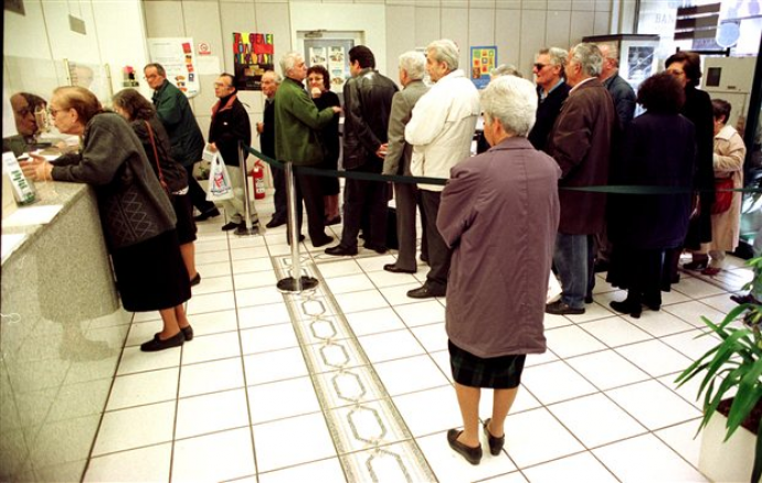 Συντάξεις Δημοσίου και ΙΚΑ: Έως αύριο το βράδυ θα μπουν στις τράπεζες