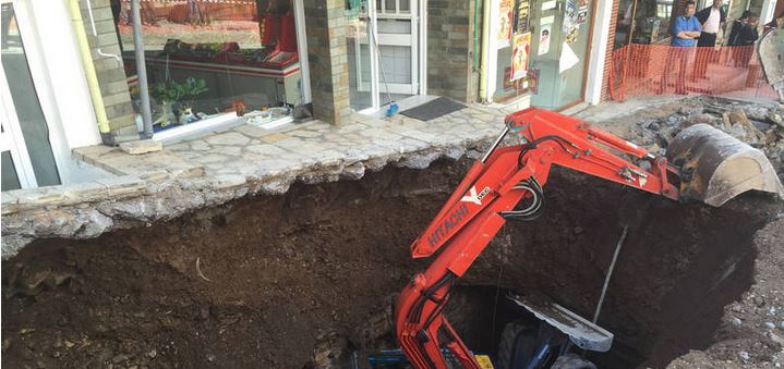 Ο δρόμος “κατάπιε” εκσκαφέα με τον χειριστή του- ΦΩΤΟ