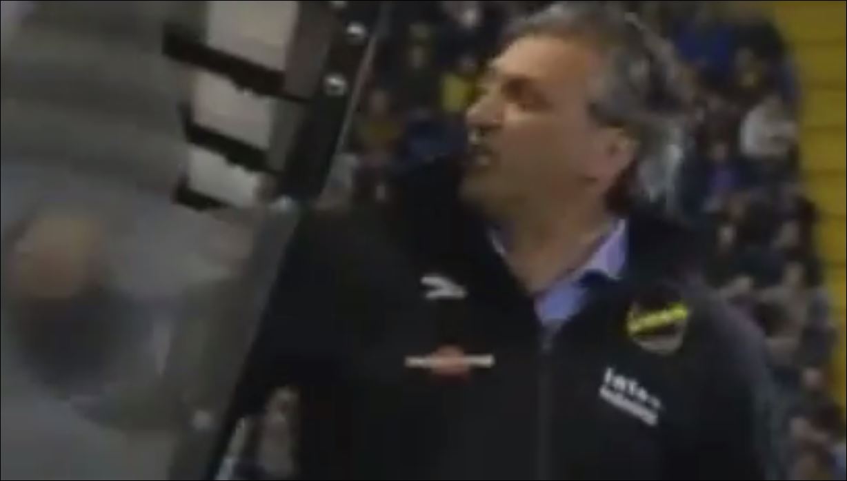 Έξαλλος προπονητής έκανε σμπαράλια τον πάγκο – ΒΙΝΤΕΟ