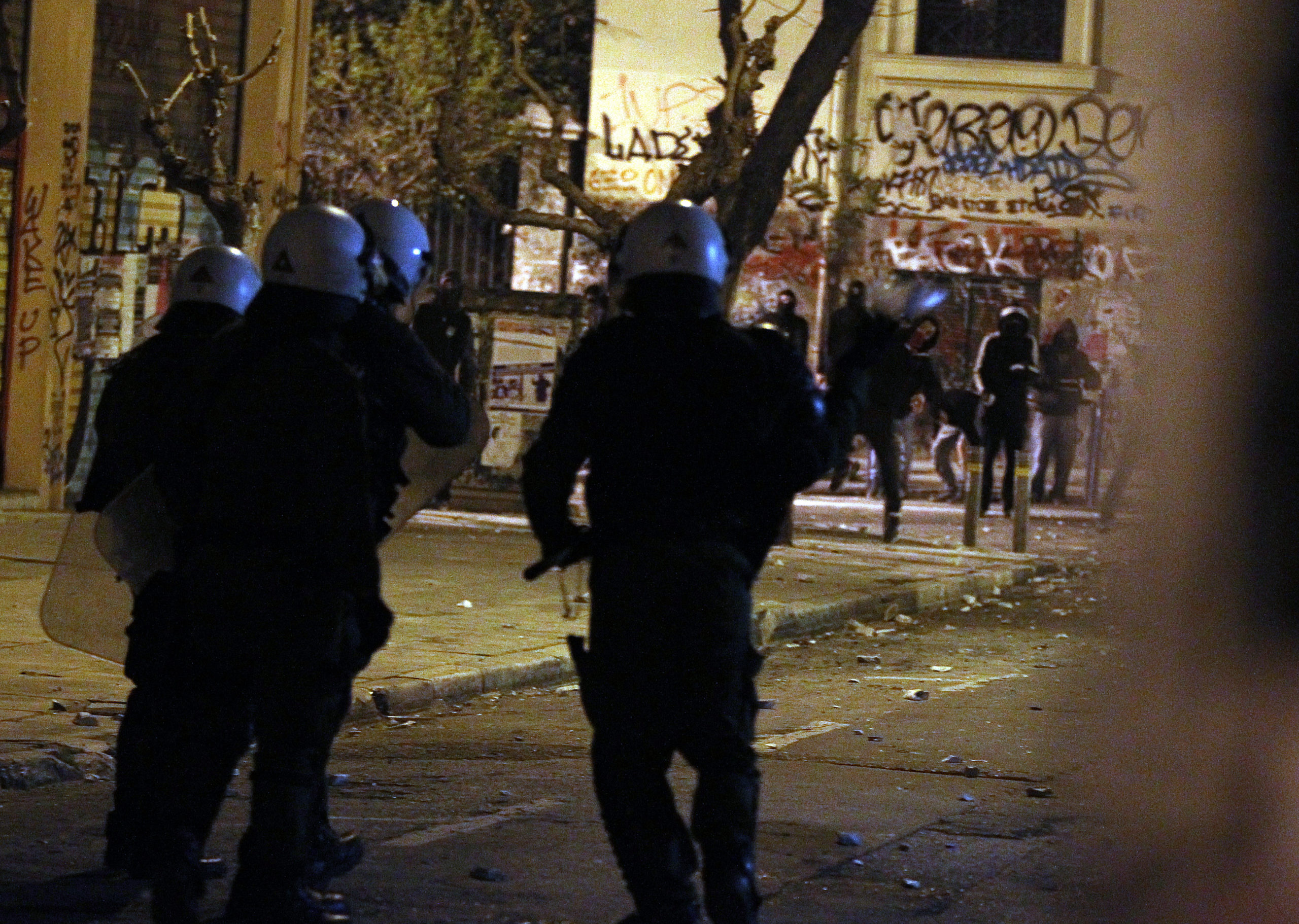 Εννέα συλλήψεις – Δύο αστυνομικοί τραυματίες