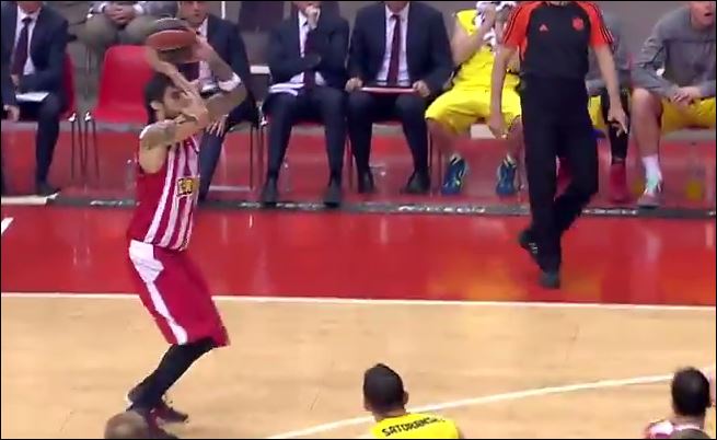 Η τρίποντη «βόμβα» του Πρίντεζη που ισοπέδωσε τη Μπαρτσελόνα – ΒΙΝΤΕΟ