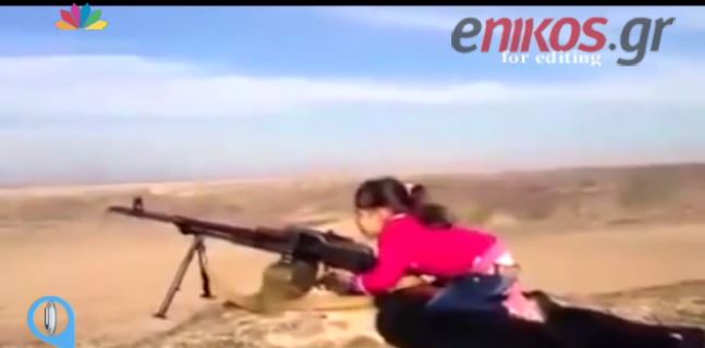 Κοριτσάκι εξασκείται με όπλο και πυροβολεί στον αέρα- ΒΙΝΤΕΟ