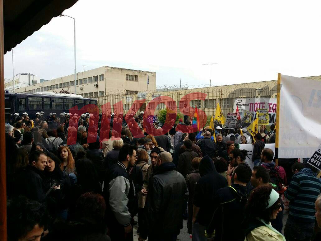 Επίθεση χρυσαυγιτών σε φίλους του Παύλου Φύσσα – 5 άτομα καταθέτουν στην Ασφάλεια Πειραιά – BINTEO