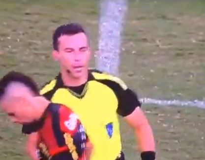 Πήγε να … “ξεκολλήσει” το χέρι του διαιτητή – ΒΙΝΤΕΟ