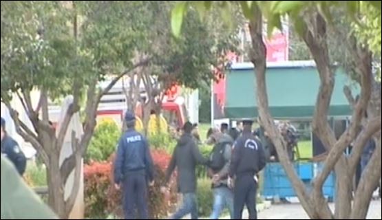 Βγαίνουν οι καταληψίες από την πρυτανεία – BINTEO