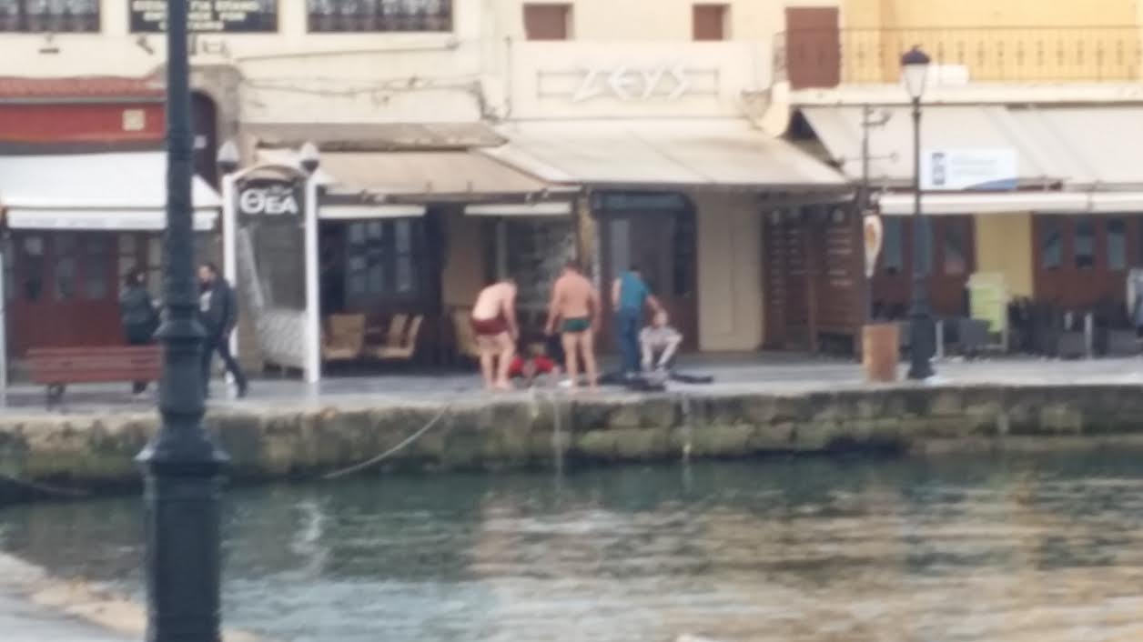Έκαναν βουτιά στο λιμάνι… γυμνοί – ΦΩΤΟ