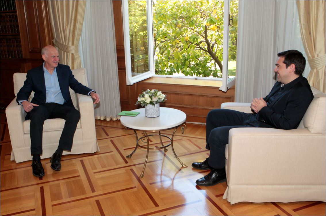 Χαμόγελα στη συνάντηση Τσίπρα – Παπανδρέου – ΦΩΤΟ