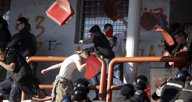 Οπαδοί της Παρτιζάν και του Ερυθρού Αστέρα έκαναν πεδίο μάχης το Βελιγράδι – ΒΙΝΤΕΟ