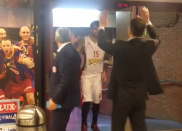 Η αγκαλιά του Αγγελόπουλου στον Πρίντεζη – ΒΙΝΤΕΟ