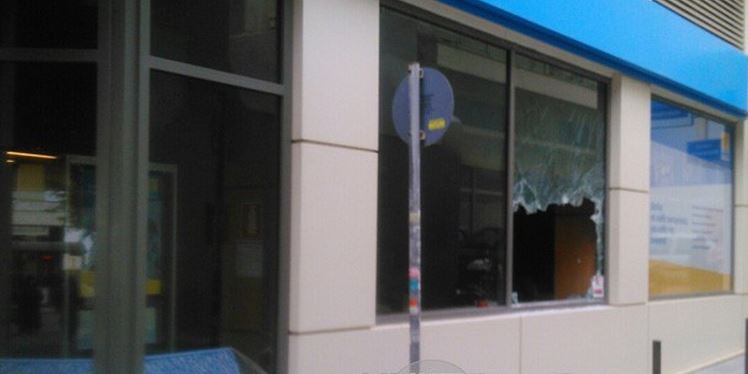 Πυρκαγιά σε υποκατάστημα τράπεζας στην Κρήτη – ΦΩΤΟ