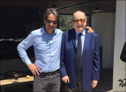 Ο Κωνσταντίνος Μητσοτάκης σουβλίζει στα Χανιά – ΦΩΤΟ