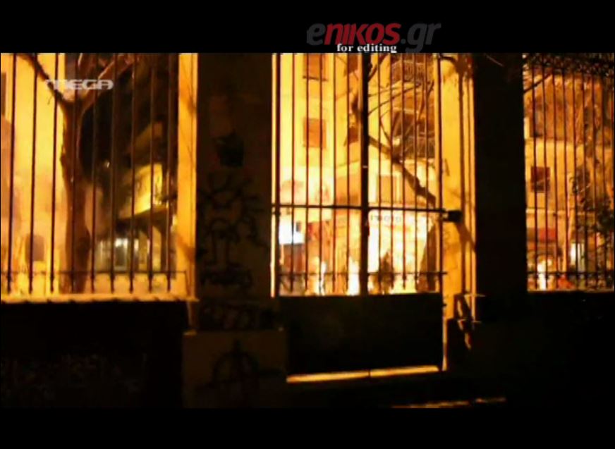 Βίντεο από τα επεισόδια στα Εξάρχεια – Αντιεξουσιαστές καίνε την ελληνική σημαία