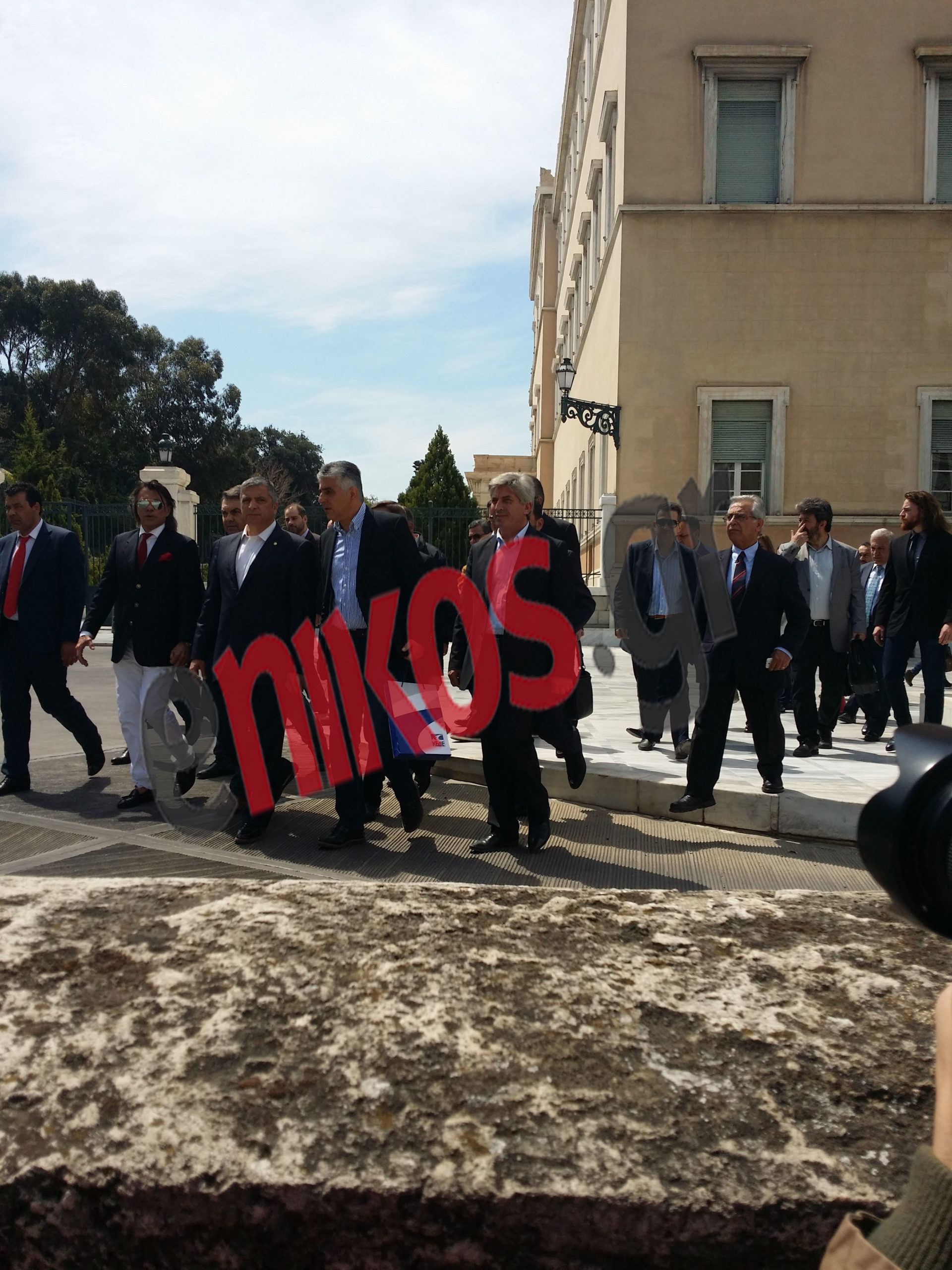 Οι δήμαρχοι στη διαμαρτυρία της ΠΟΕ- ΟΤΑ έξω από τη Βουλή- ΦΩΤΟ