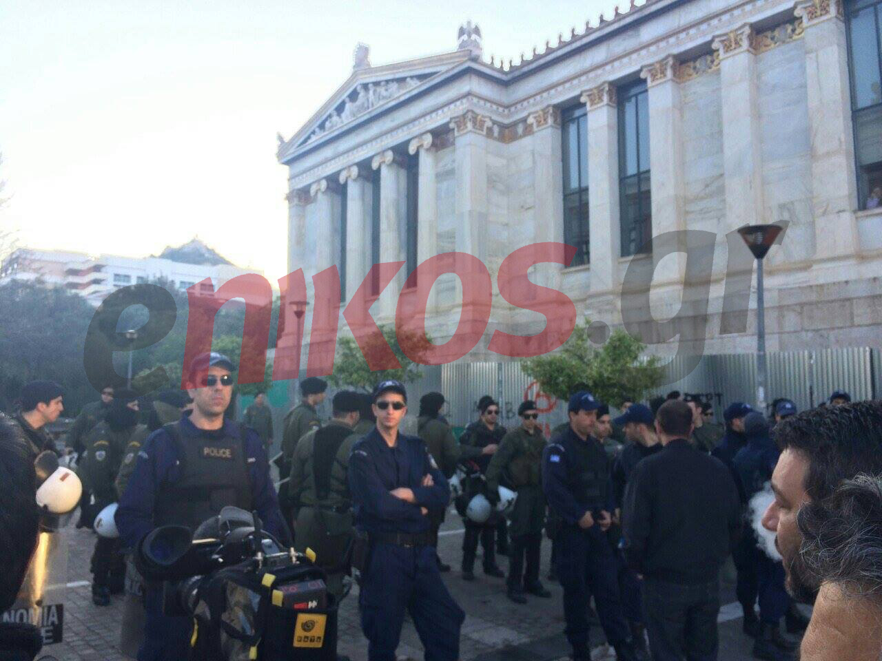 Εικόνες από την επέμβαση της αστυνομίας στην πρυτανεία – ΦΩΤΟ