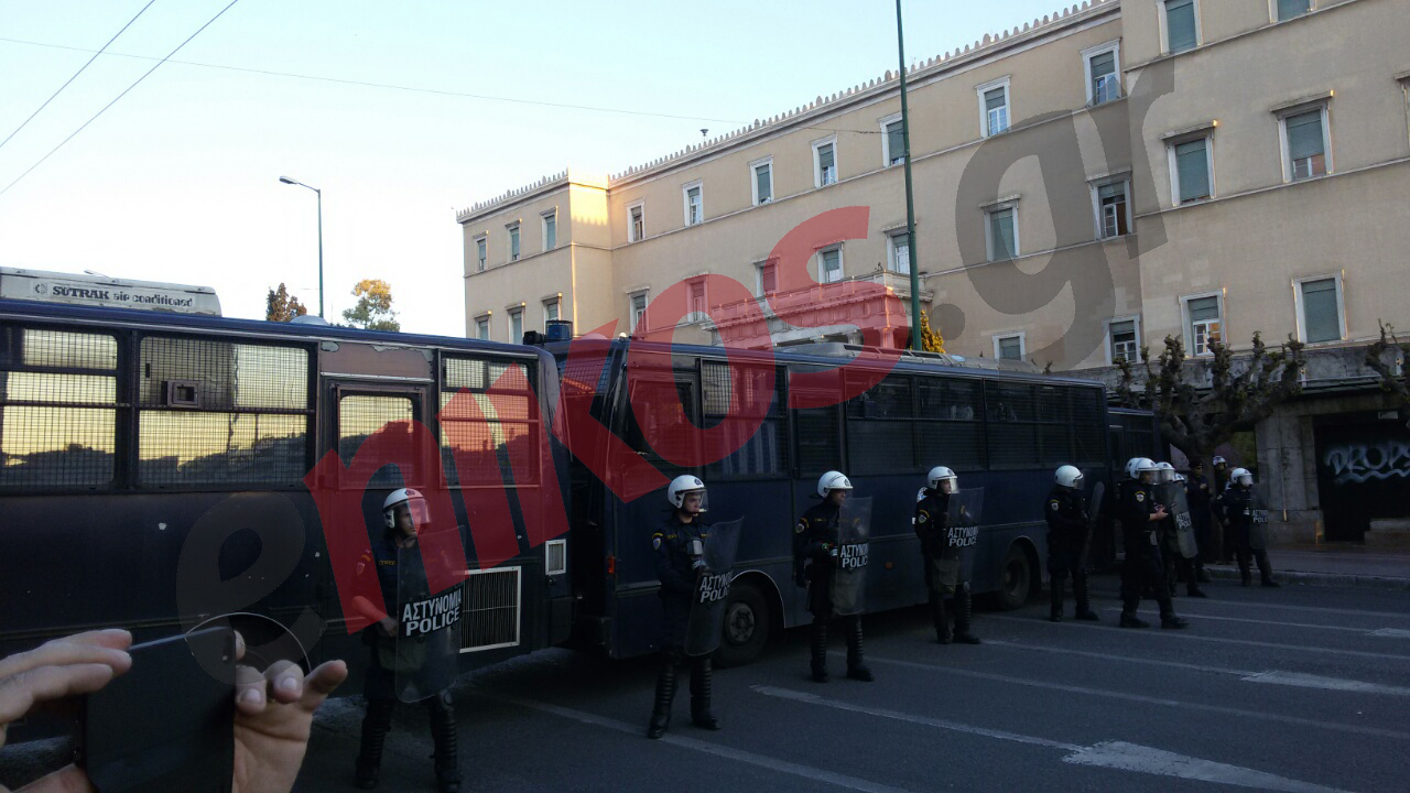 Φραγμός στη Βουλή – ΦΩΤΟ – ΤΩΡΑ