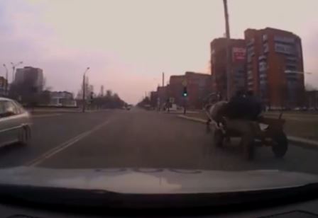 Αστυνομικοί καταδιώκουν ένα … κάρο – ΒΙΝΤΕΟ