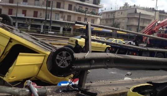 Ανετράπη ταξί στη Λεωφόρο Κηφισίας – ΦΩΤΟ