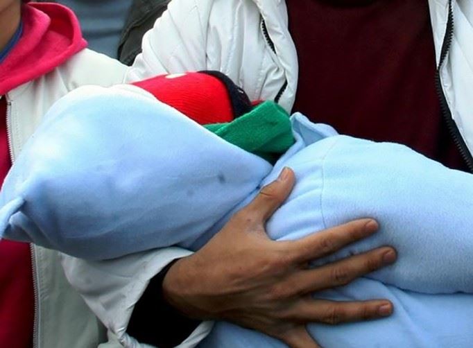 Βρέθηκε σπίτι για τη μετανάστρια που γέννησε στη λέμβο