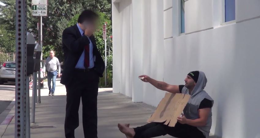 “Άστεγος” δίνει χρήματα στους περαστικούς – ΒΙΝΤΕΟ