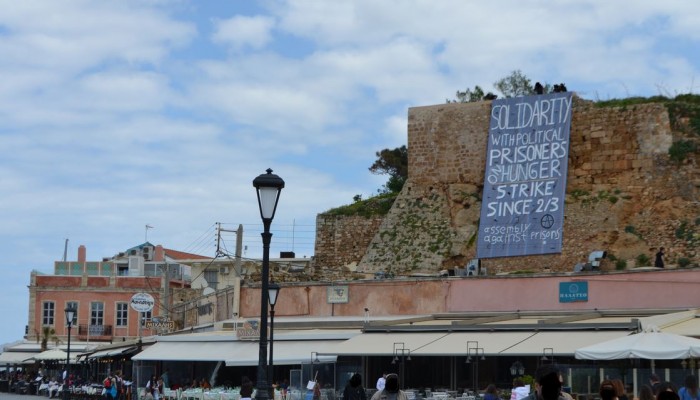 Αντιεξουσιαστές κατέλαβαν το δημαρχείο Χανίων – ΦΩΤΟ