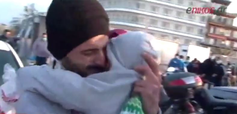 Στην αγκαλιά της οικογένειας μεταναστών το παιδί που θεωρούσαν νεκρό – ΒΙΝΤΕΟ