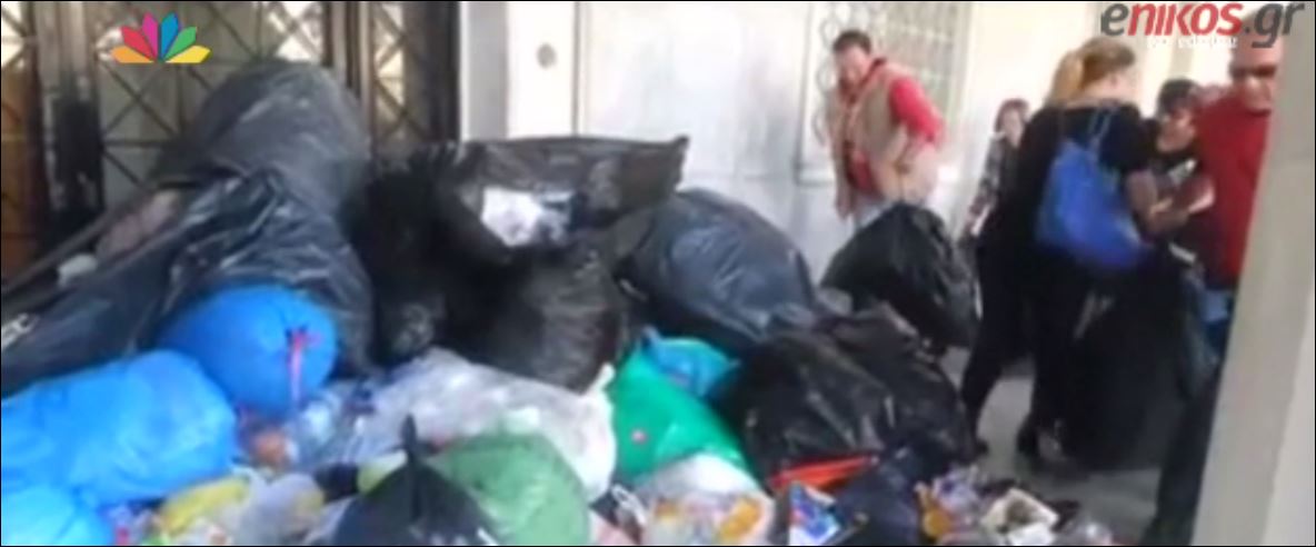 Πύργος – “Έχτισαν” την πόρτα του δημαρχείου με σκουπίδια – ΒΙΝΤΕΟ