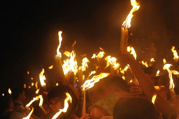 Ζητούν να καταργηθεί η μεταφορά του Αγίου φωτός