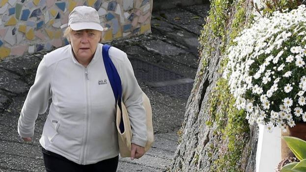 Η Μέρκελ με φούτερ και καπελάκι – ΦΩΤΟ