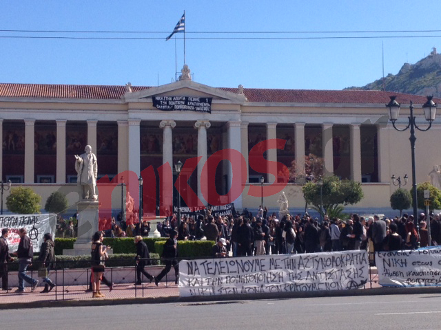 Συγκεντρώσεις υπέρ και κατά της κατάληψης στα Προπύλαια – ΦΩΤΟ – ΤΩΡΑ