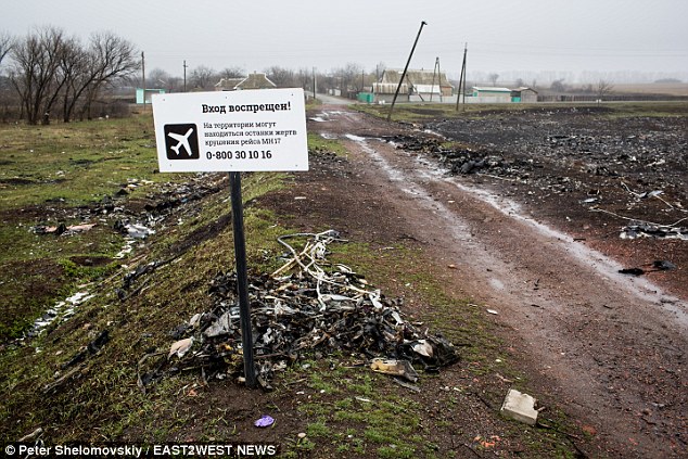 Σαν ένας τεράστιος ανοικτός τάφος με τα συντρίμμια του Boeing στην Ουκρανία