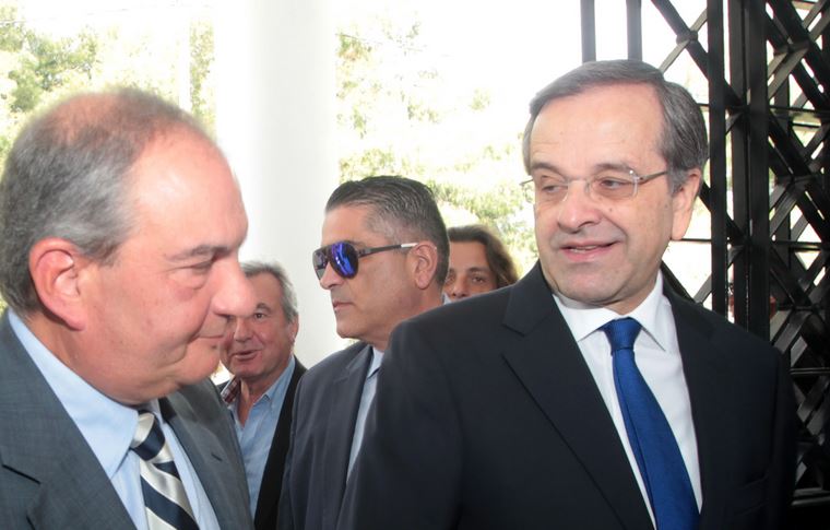 Η θερμή χειραψία του Σαμαρά με τον Καραμανλή – ΦΩΤΟ