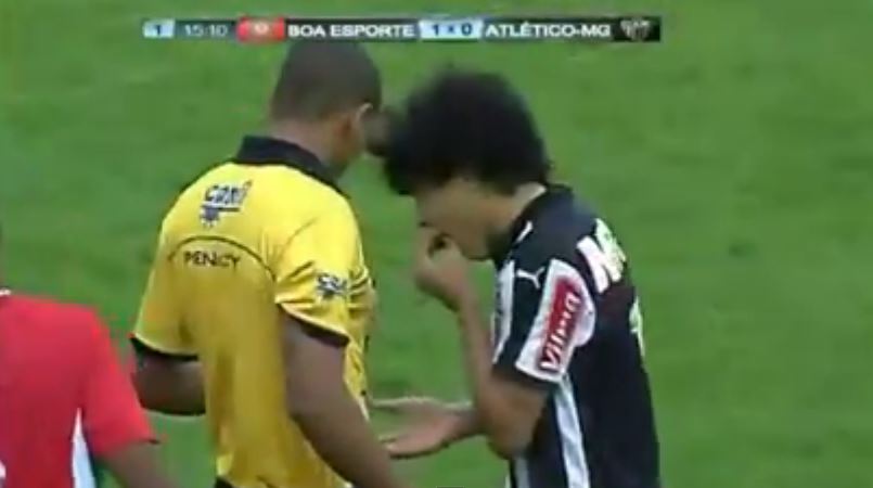 Η αγκωνιά του στοίχισε… δύο δόντια – ΒΙΝΤΕΟ