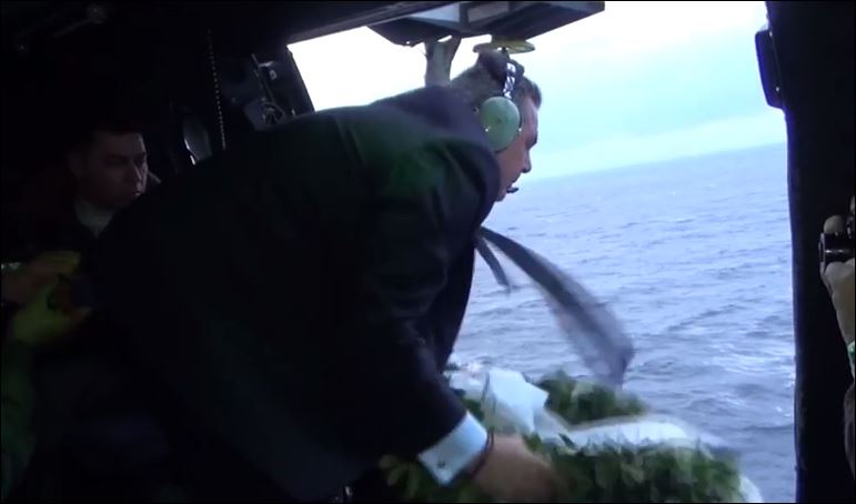 Ο Π. Καμμένος ρίχνει στεφάνι στον Αϊ-Στράτη από το ελικόπτερο – ΒΙΝΤΕΟ