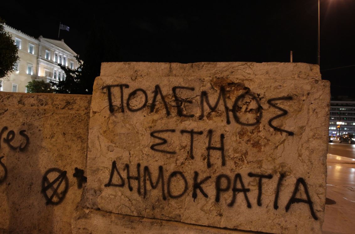 Τα συνθήματα στους τοίχους της Βουλής – ΦΩΤΟ