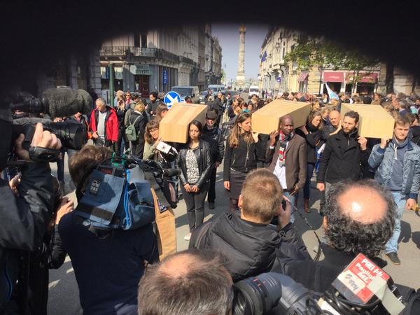 Πορεία με φέρετρα στις Βρυξέλλες για τα θύματα της Μεσογείου – ΦΩΤΟ