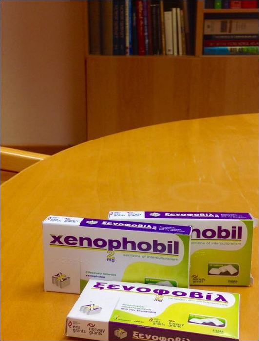 Σκαρφίστηκαν τσίχλες για την… ξενοφοβία και έγιναν viral – ΦΩΤΟ