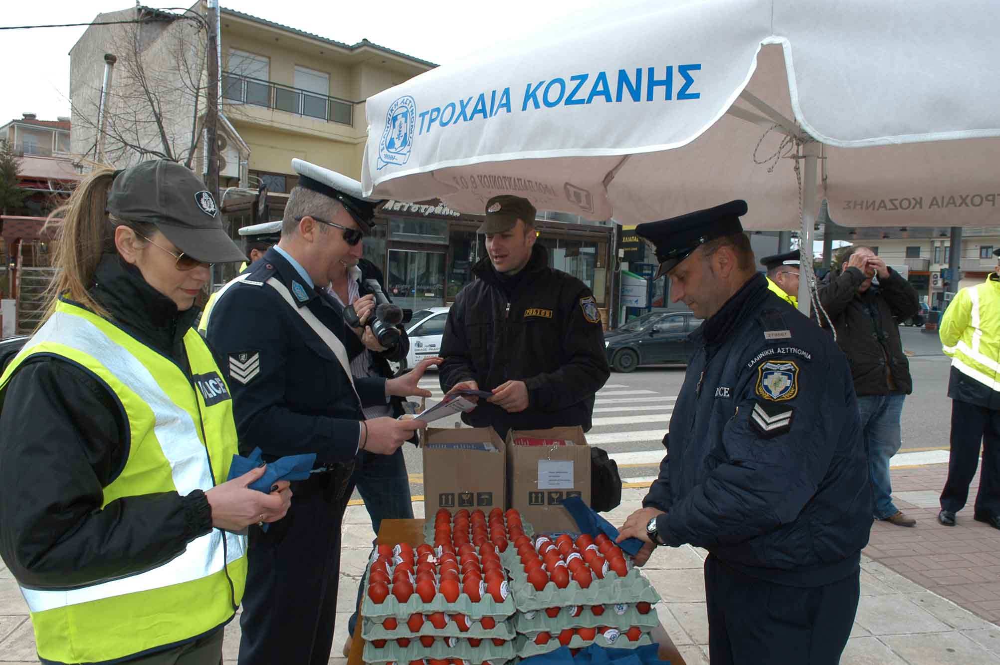 Κόκκινα αυγά μοίρασε η τροχαία στους οδηγούς της Κοζάνης – ΦΩΤΟ