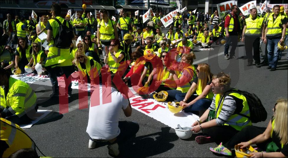 Οι μεταλλωρύχοι έξω από το ΥΠΟΙΚ – ΦΩΤΟ – ΤΩΡΑ